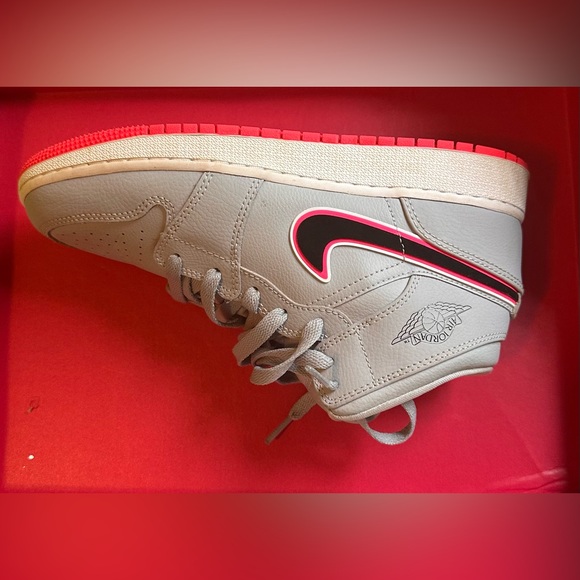 Air Jordan 1 Mid GS Wolf Grey
Pink Kid's - Picture 2 of 8